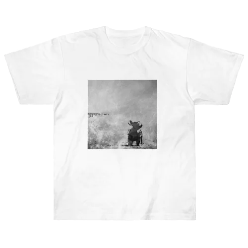 海辺を散歩するチワワ Heavyweight T-Shirt