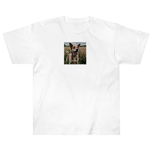 畑で微笑む犬 dog smailing in the ground Heavyweight T-Shirt