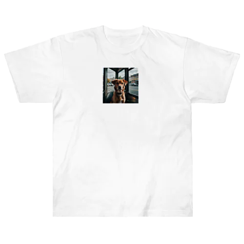 バスの中で座る犬 dog sitting on the bus ヘビーウェイトTシャツ