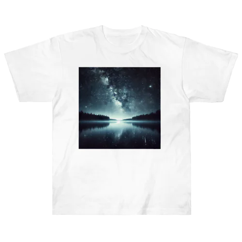 静かな湖に輝く星々が織りなす幻想的な光景 Heavyweight T-Shirt