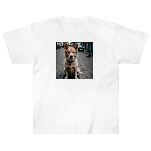 パワフルとは対照的な風貌を持つ可愛らしい犬がカメラ目線！ Heavyweight T-Shirt