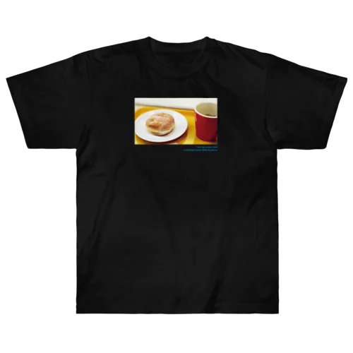 a whipped cream-filled doughnut ヘビーウェイトTシャツ