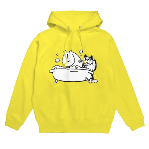 クマの入浴介助をするネコ Hoodie