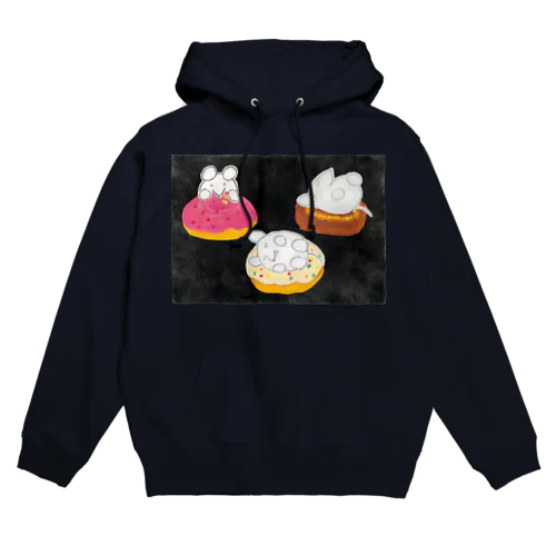 ベッドのドーナツを吟味するねずみくん Hoodie