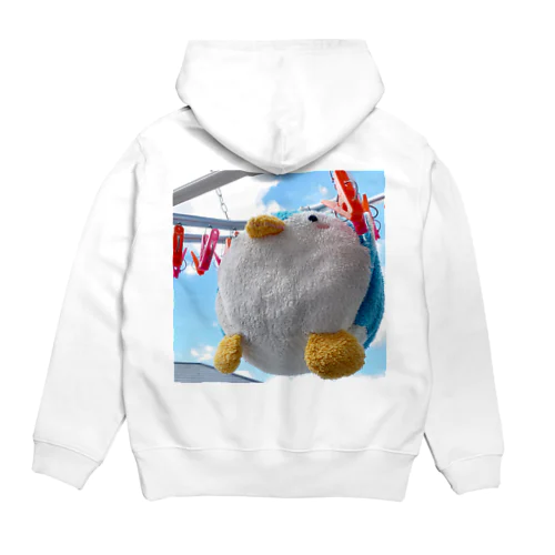 干されてしまった 毛玉のペンギンぬいぐるみ Hoodie