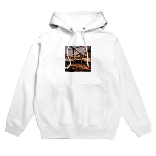 夕暮れ時のイベント会場 Hoodie