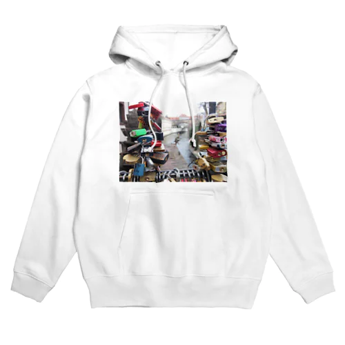 プラハの街角にて Hoodie