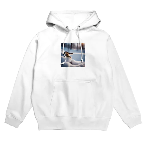 美しい雪景色の中を這いずりながら喜んでいる蛇 Hoodie