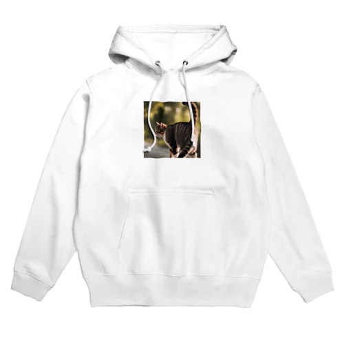 尻尾を立てて逃げようとしている猫 Hoodie