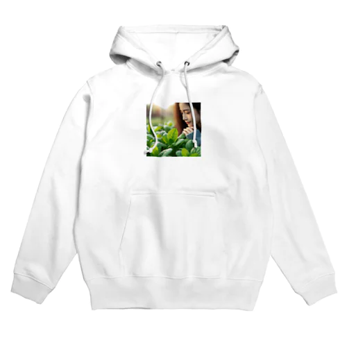 畑のほうれん草に感動するお姉さん Hoodie