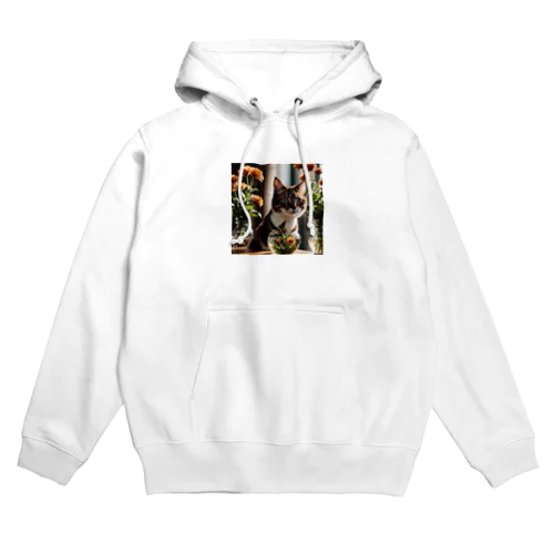 お花のむこうに何かを見つけた猫 Hoodie