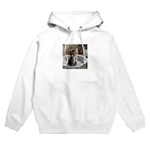 洗面器で遊んでいる子猫 Hoodie