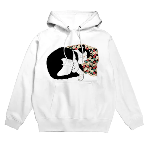 花柄のクッションで寝るハチワレ  Hoodie