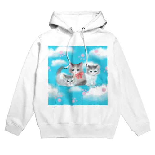 ふわふわな白い雲とお空で戯れるキュートな三匹子猫たち Hoodie