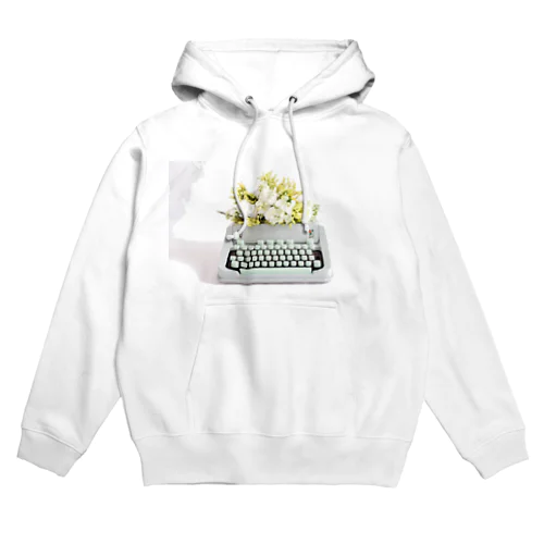 タイプライターに白い花と緑を添えて。 Hoodie