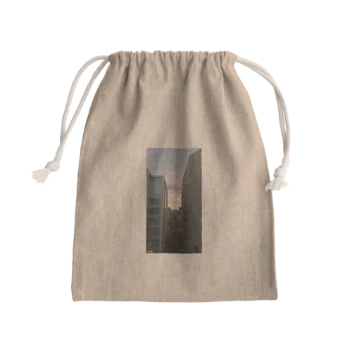 ビルとビルの間から Mini Drawstring Bag