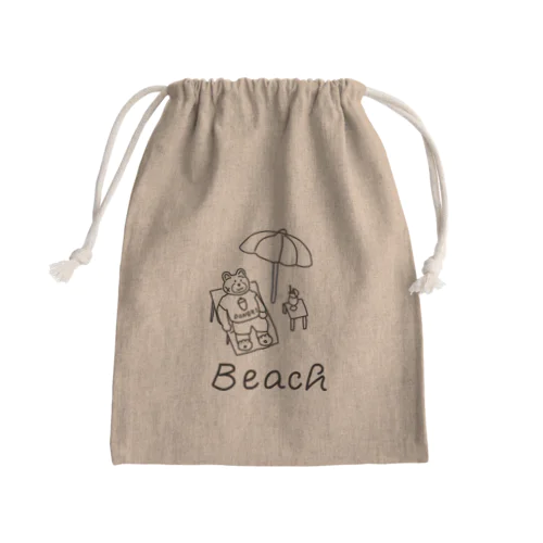 ビーチで休むクマ Mini Drawstring Bag