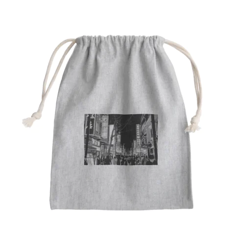 行き交う人さま。過ぎゆく街並み。 Mini Drawstring Bag