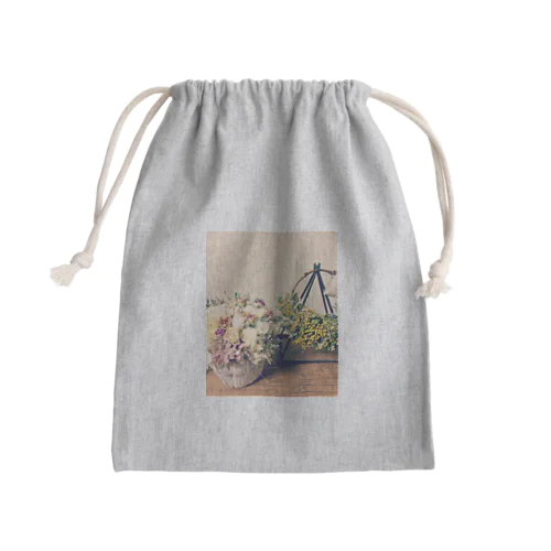 アレンジメントとミモザのリース Mini Drawstring Bag