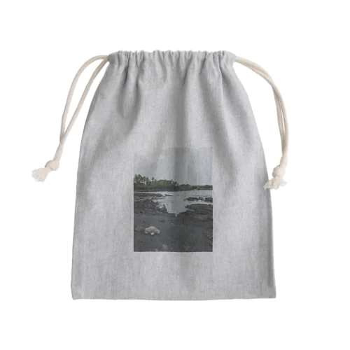 ハワイ島 ブラックビーチとウミガメ Mini Drawstring Bag