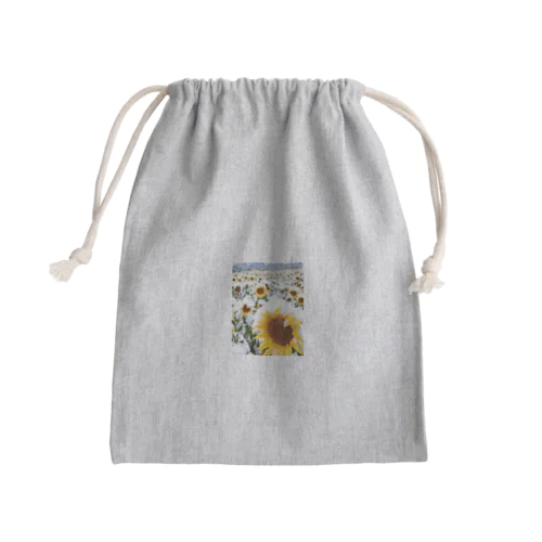 季節外れの雪の中のに咲く、季節外れのヒマワリ Mini Drawstring Bag