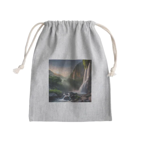 夜明けの滝と山々の美しい自然風景 Mini Drawstring Bag