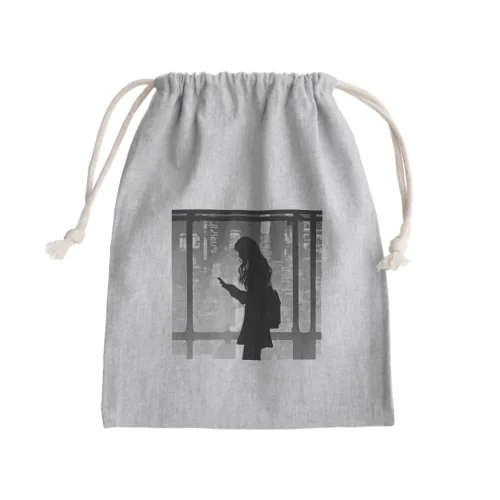 スマホを操作するエモーショナルな雰囲気の女性 Mini Drawstring Bag