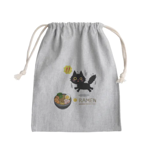 ラーメンが大好きな黒猫がラーメンを見つけて驚いている Mini Drawstring Bag