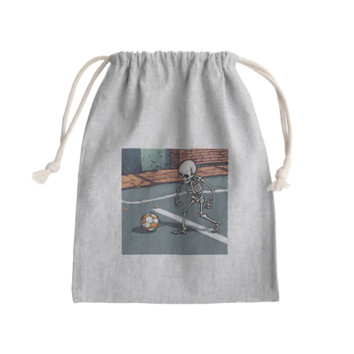 ストリートサッカーするスケルトン Mini Drawstring Bag