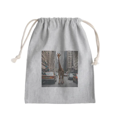 街中を歩くキリン Mini Drawstring Bag