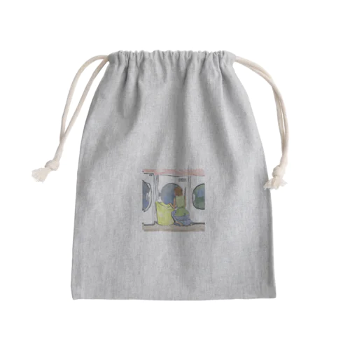 コインランドリーで覗き込む女性 Mini Drawstring Bag