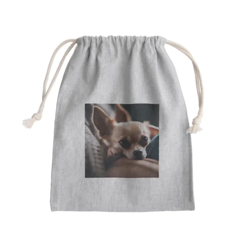 飼い主の足元にくっついているチワワ Mini Drawstring Bag