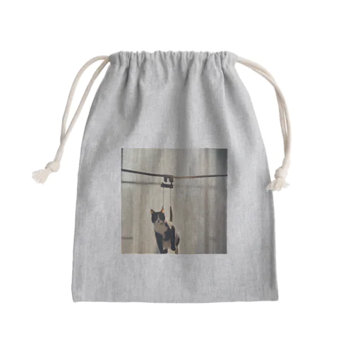 ハンガーにぶら下がっているネコ[カラー] Mini Drawstring Bag