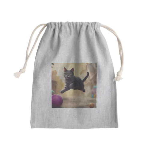 おもちゃを追いかけジャンプする猫ちゃん Mini Drawstring Bag