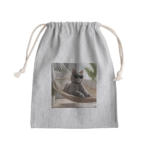 サングラスをかけている猫がハンモックでくつろいでいる。 Mini Drawstring Bag