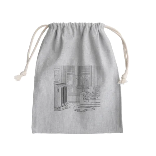 暖房の前でまったりと寝そべりながら冬を喜んでいる蛇 Mini Drawstring Bag