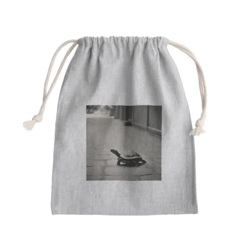 ５、どこかの街で出会ったカメ Mini Drawstring Bag