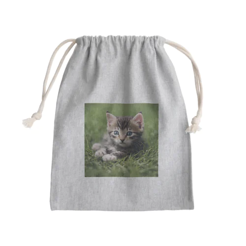 わくわくな気持ちで見つめる子猫 Mini Drawstring Bag