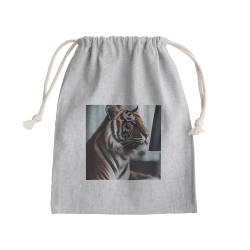 パソコンを使っているトラ Mini Drawstring Bag