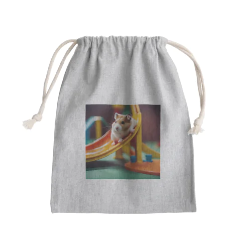 おもちゃの滑り台で遊ぶハムスター Mini Drawstring Bag