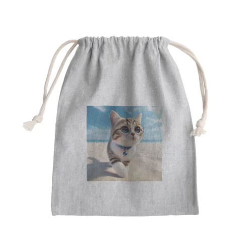 南国の海辺を歩く勇ましさに胸キュン猫 Mini Drawstring Bag