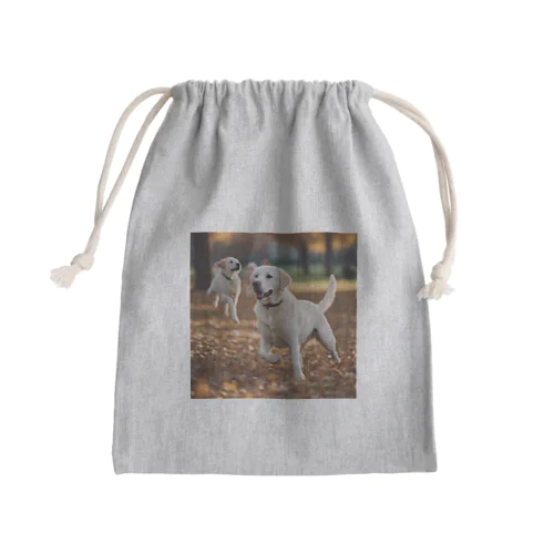 公園で他の犬と遊んでいるラブラドール・レトリーバー 白 犬 ワンちゃん 可愛い ペット 癒やし Mini Drawstring Bag