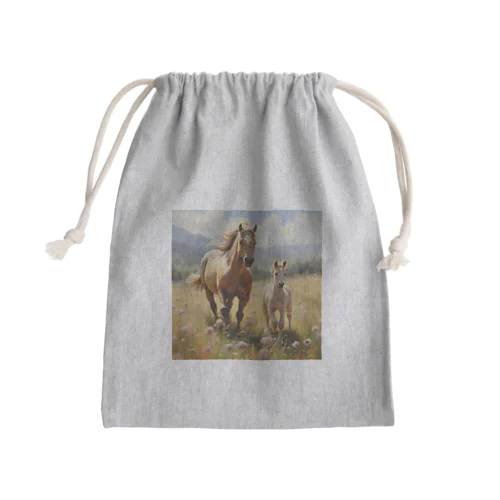 草原で遊ぶ馬の親子　Dream   2047 Mini Drawstring Bag