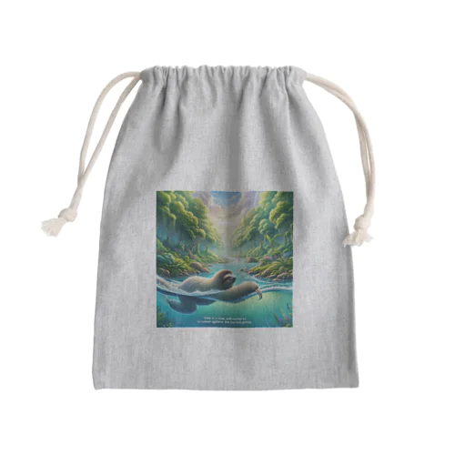 時間の流れを象徴する川の中でゆったりと泳ぐ、ナマケモノの姿🌿 Mini Drawstring Bag