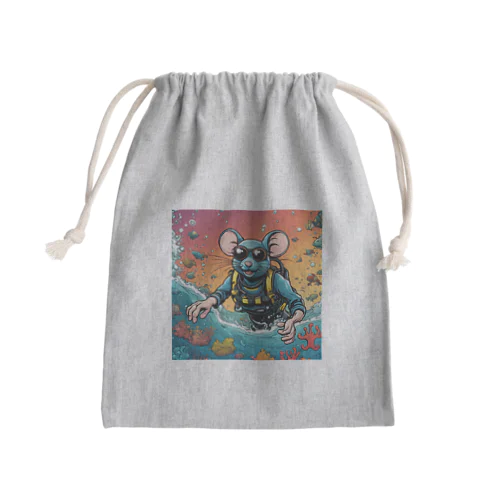 スキューバダイビングをするネズミ Mini Drawstring Bag