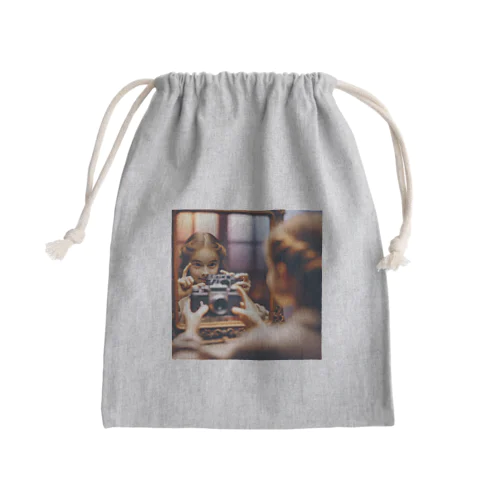 鏡に映ったカメラを構えた女の子 Mini Drawstring Bag