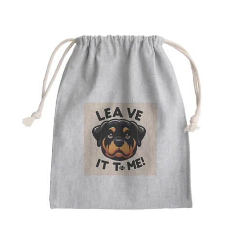 力強い表情を見せるロットワイラー🐾 Mini Drawstring Bag