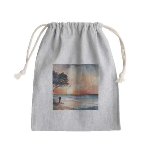 夕日に染まる海を背 Mini Drawstring Bag