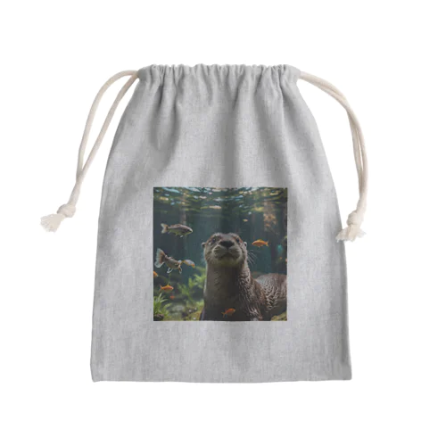 水中で気ままに泳ぐ愛らしいカワウソ Mini Drawstring Bag