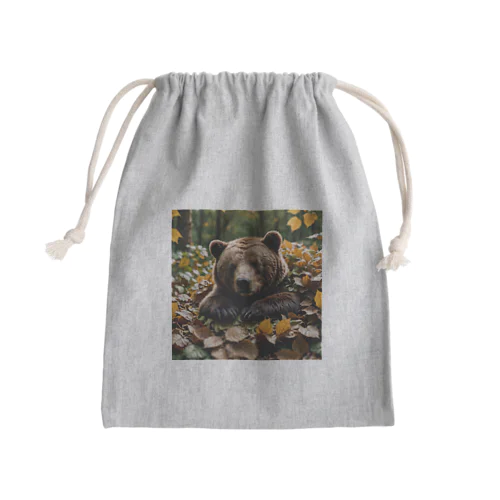 葉っぱでベッドを作って寝ているクマ Mini Drawstring Bag